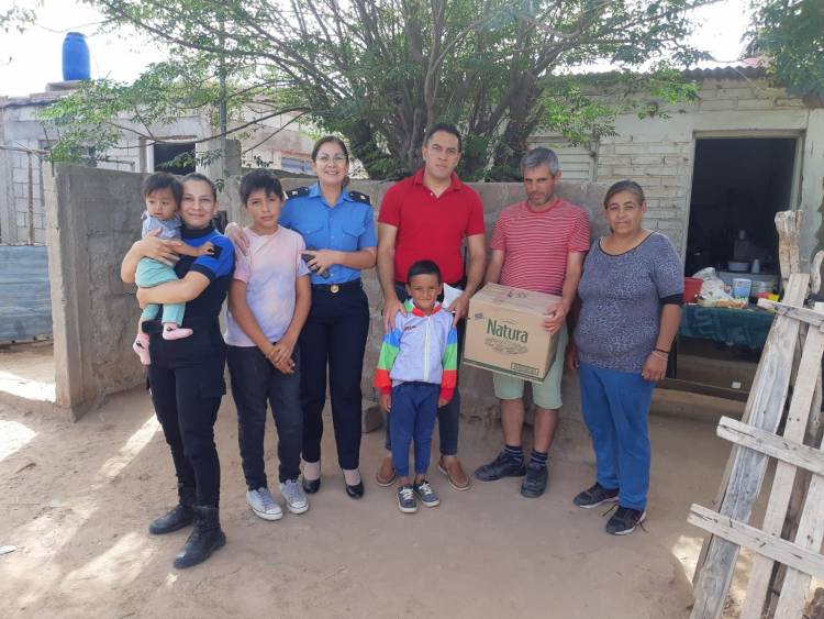 Chepes: Personal policial entregó ropa, calzados y alimentos a niños que quedaron bajo el cuidado de su abuela.