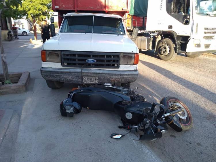 Chepes: Se encandila con el sol y termina chocando con un camión estacionado.