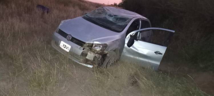 Ulapes: Un auto volcó tras esquivar un animal por Ruta Nacional 79.