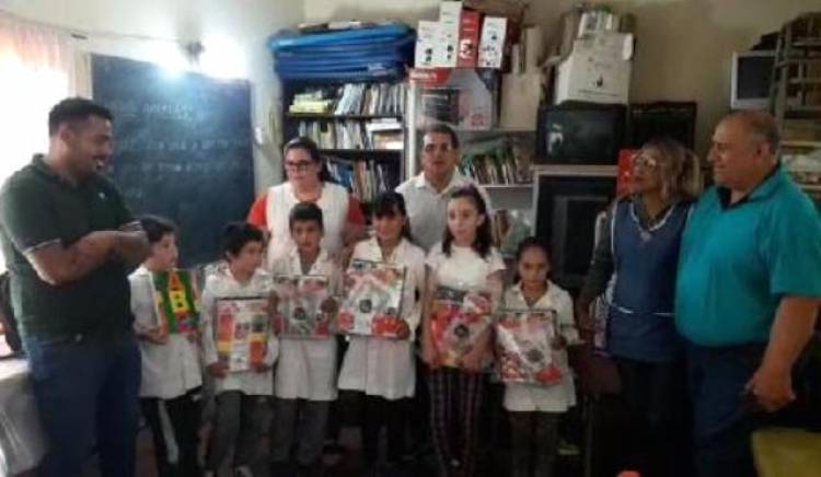 El Diputado Godoy hizo entrega de kits escolares en la escuela Nº 239 La Calera.