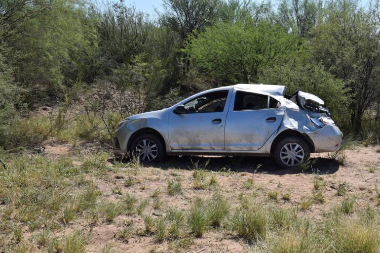 La Rioja: Impresionante vuelco de un auto en ruta 141 dejó tres heridos.