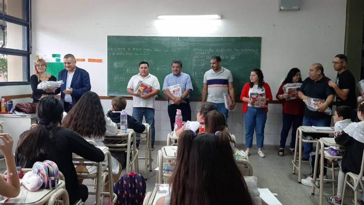 Ciclo Lectivo 2023: Diputada laura carrizo entrego kit escolares a alumnos de nivel primario.