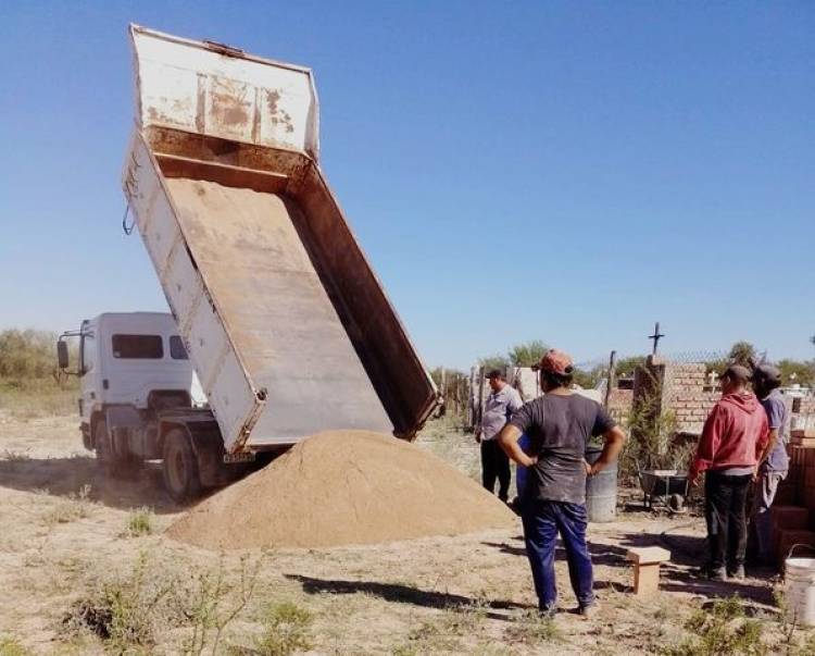 Distrito Las Toscas: Construyen cisterna de 3.000 litros en cementerio local.