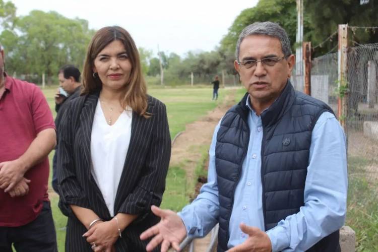 Antonio Godoy visito la cancha de Estudiantes El Tala por el avance del Sistema de Riego.