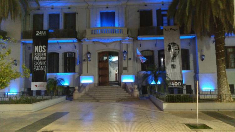 La Casa de Gobierno se ilumina de azul en homenaje a excombatientes de Malvinas y para concienciar sobre el autismo.