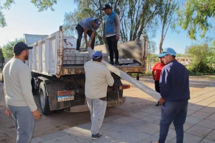 Al Lado de cada Institución: Se entregó el cierre perimetral para la Escuela Normal.