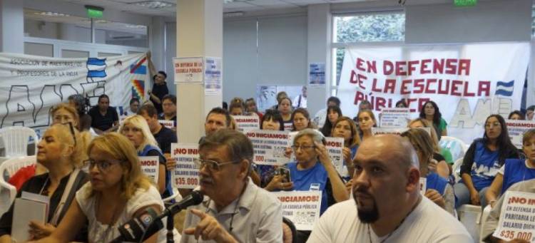 AMP levantó el paro docente desde el lunes y regresa a la mesa paritaria.