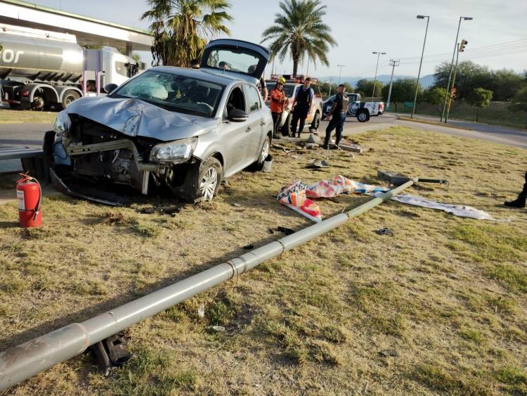 Automovilista chocó contra un poste de luz en Ruta Nº5.