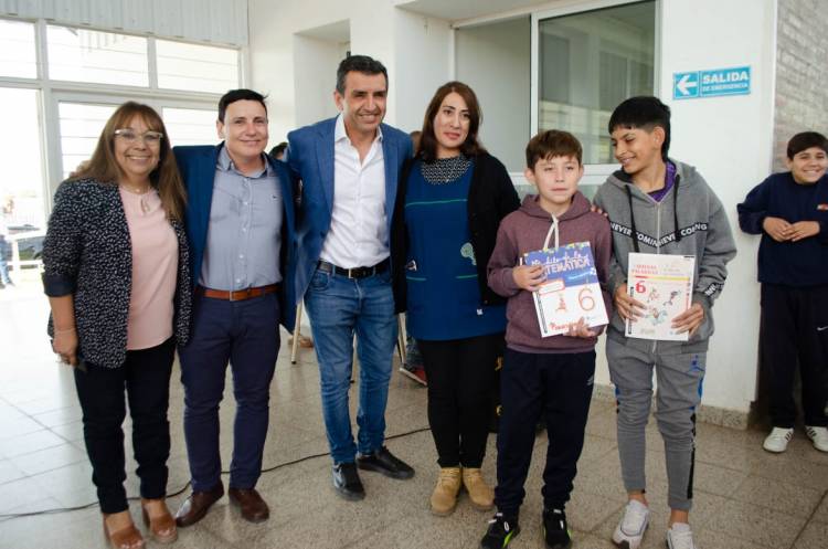 Educación entregó 80 mil libros para estudiantes de toda la provincia.