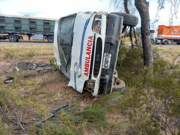 Ambulancia de la empresa San Nicolás protagonizó un vuelco por ruta N°141.