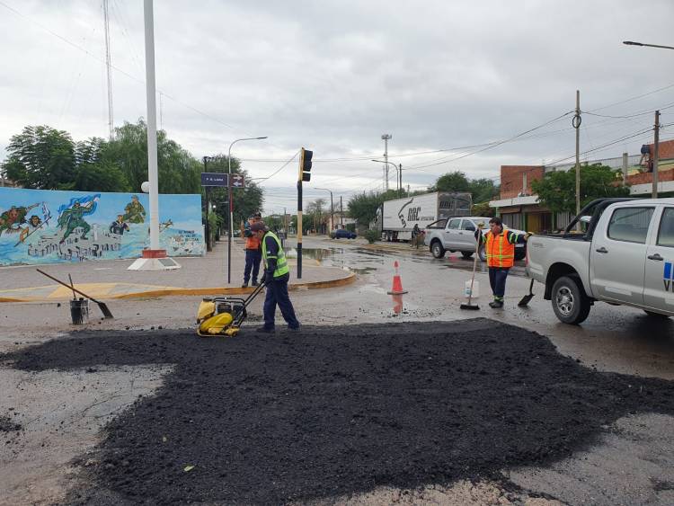 Vialidad Nacional y Municipal: Trabajos de bacheo en Ruta n141 y égido urbano.