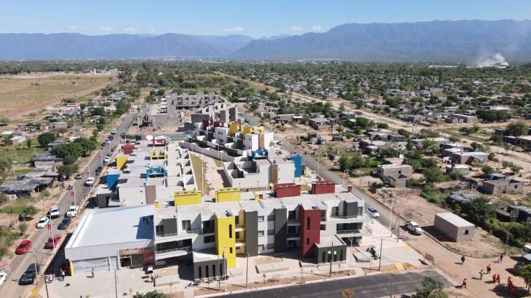 El gobernador Quintela entregó las primeras 40 viviendas en altura, únicas en el país por su modelo y construcción.