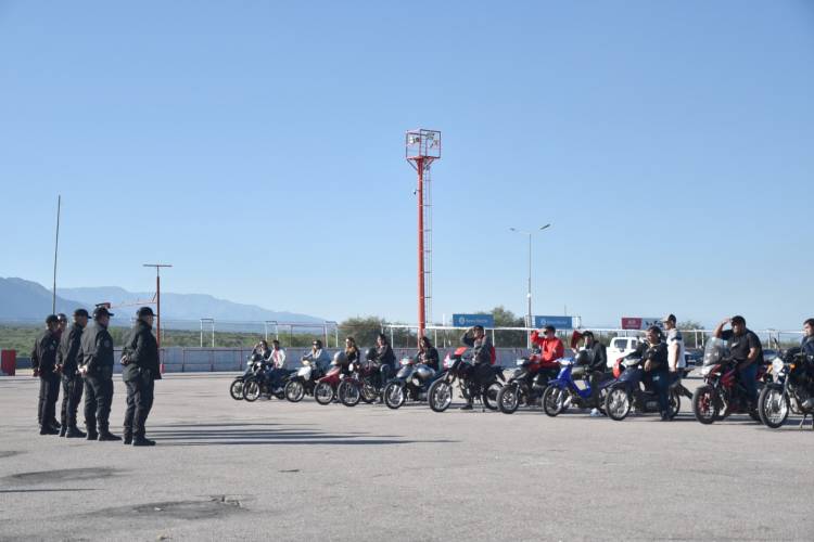 Capacitan en Seguridad Vial y conducción segura a trabajadores de medios de comunicación.