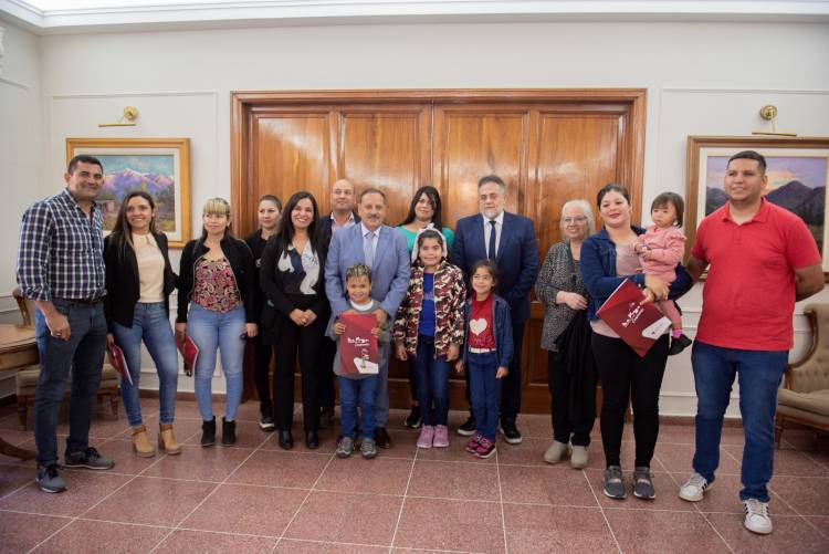 El gobernador Ricardo Quintela entregó mejoramientos habitacionales.