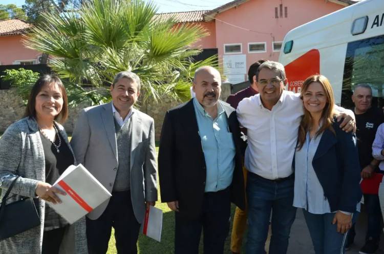 Antonio Godoy presente en la entrega de ambulancia para el Hospital Luis Pasteur.