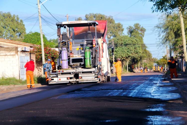 Inició la primera etapa de reasfaltado en calles de Chepes.