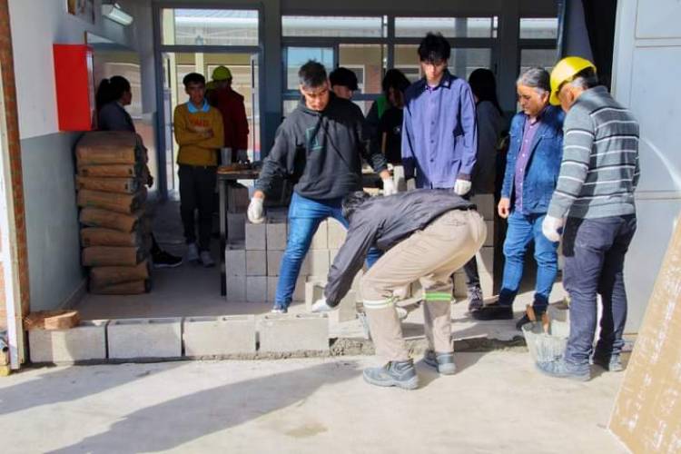 Chepes: Entrega de materiales para el techado de un comedor estudiantil en la EPET Nº1.