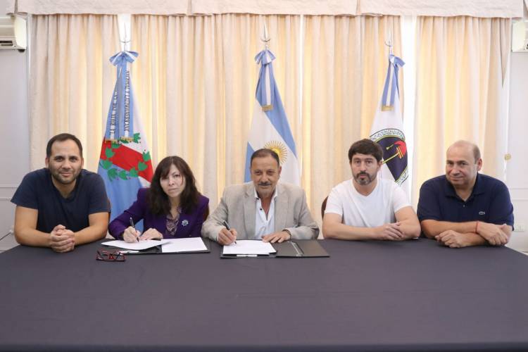 Ricardo Quintela firmó convenios con el Banco de la Nación Argentina.
