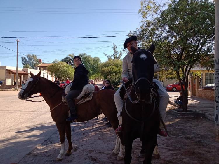 Cultivando la tradición: Fue a votar con su hija de a caballo.