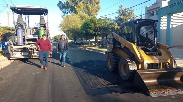 La obra no para en nuestro Departamento, continúa el reasfaltado de calles en zona urbana.