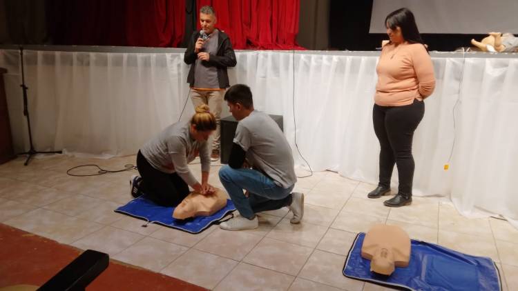 Capacitación de RCP y DEA en el Multiespacio Luis A. Oviedo.