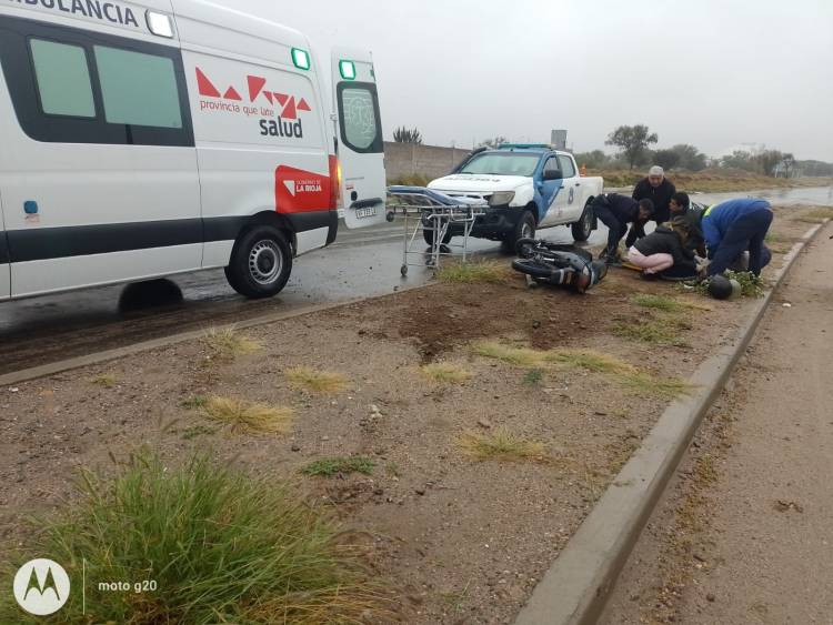 Cayó pesadamente de su moto y quedó inconsciente.