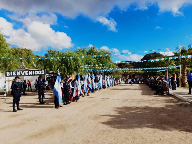 Villa Casana: Acto central día de la Revolución de Mayo.