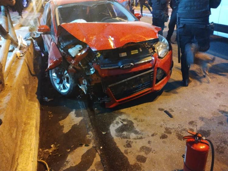 Un hombre manejaba en estado de ebriedad, chocó con un automóvil y dos personas debieron ser hospitalizadas.