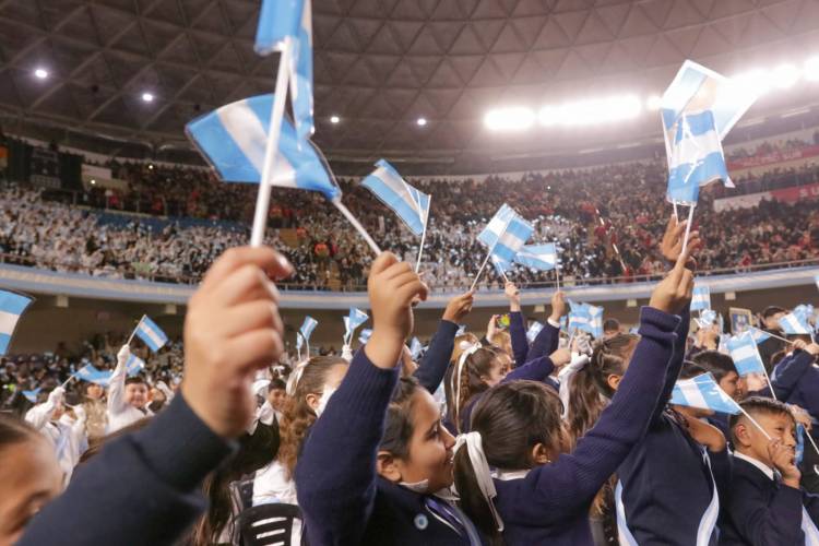 Más de 7.000 estudiantes de toda la provincia prometieron lealtad a la bandera.