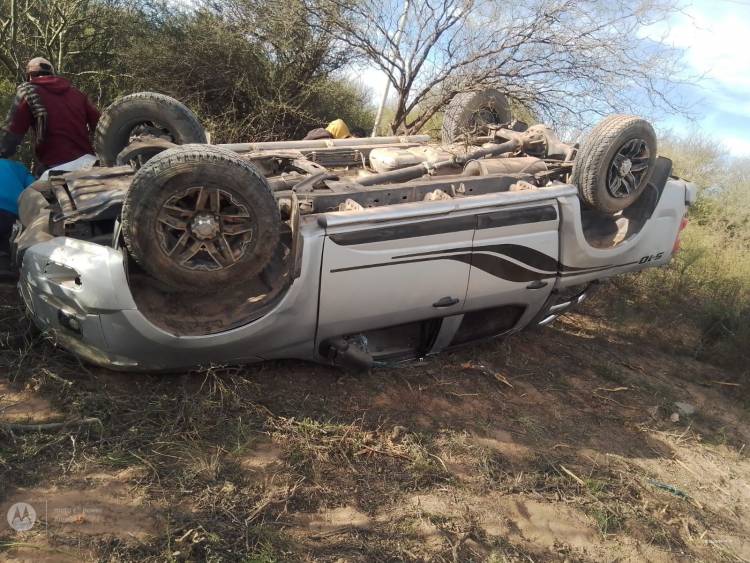 Ulapes: Una camioneta volcó a 8km de la localidad Cuatro Esquinas.