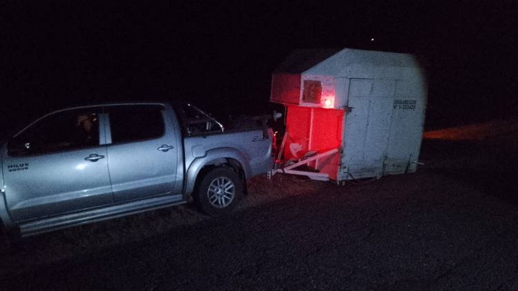 Automóvil colisionó con un tráiler por Ruta 79.