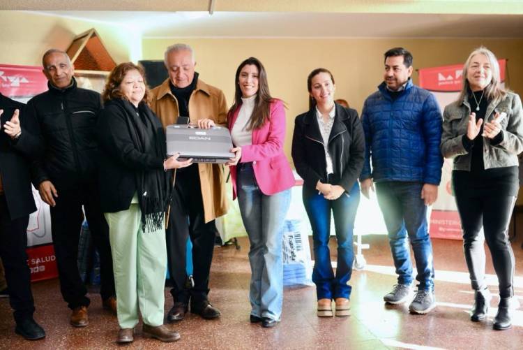 Arauco: Florencia López entregó ecógrafo doppler y electro cardiógrafo al hospital San Nicolas.