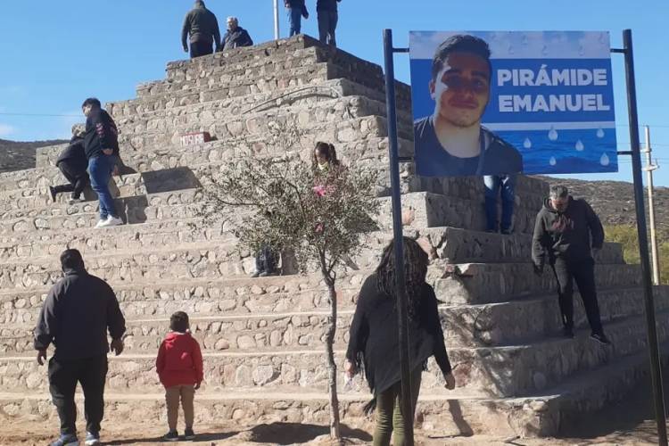 Inauguraron una pirámide edificada en Ñoqueve en honor a Emanuel Garay