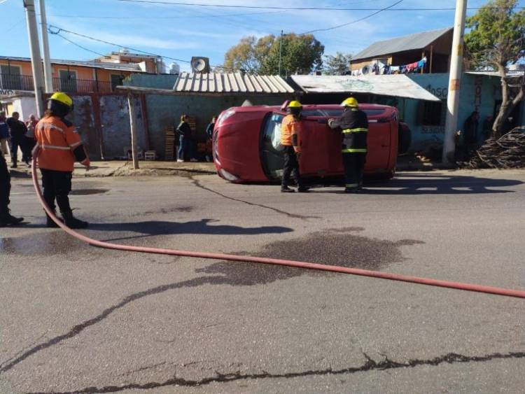 Automóvil choco otro auto estacionado y termino volcando