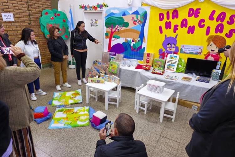 Entregan material para Jardines de Infantes