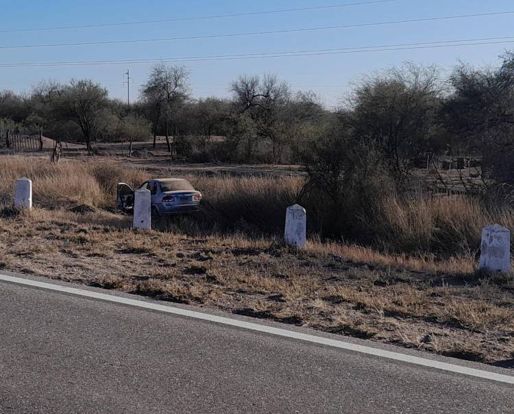 Automóvil terminó en la banquina a raíz de la rotura de un neumático