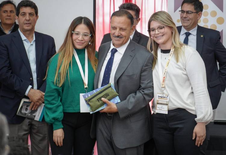 El Gobernador participó del 1º Congreso Latinoamericano de Historia donde defendió la educación pública