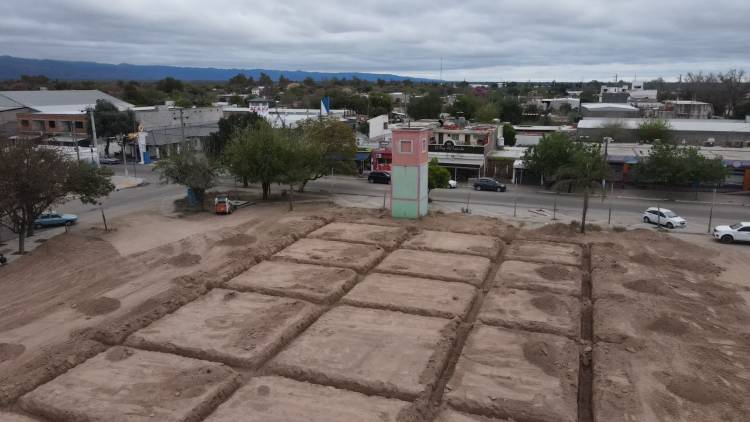 El Gobernador Ricardo Quintela constató el desarrollo de la obra de la nueva terminal de ómnibus de Chamical