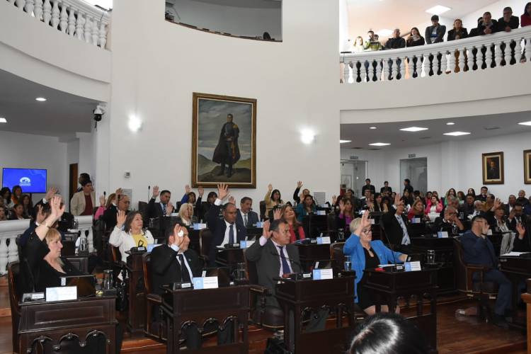 En su primera sesión, Convencionales aprobaron su Reglamento Interno y las comisiones