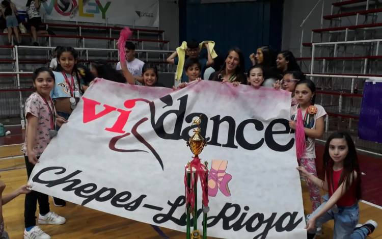 Exitosa actuación de la academia "ViDance" en la Capital Riojana