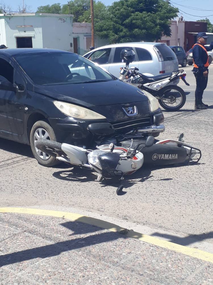 Chepes: automóvil y motocicleta protagonizaron un accidente en zona céntrica