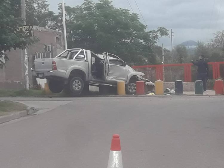 Conductor de una camioneta intentó evitar un choque frontal y terminó volcando