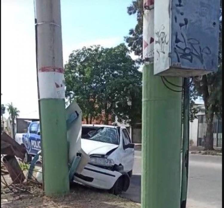 Un automovilista atropelló a un transeúnte, perdió el control y terminó estrellando contra un poste de luz