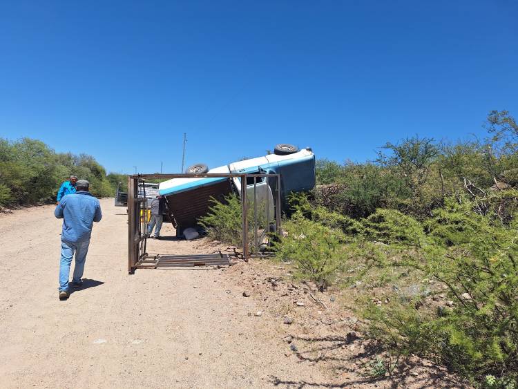 Desiderio Tello: Se le reventó un neumático, volcó y se salvó de milagro