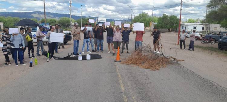 Productores de Los Llanos se manifiestan cortando rutas en reclamo por la falta de agua y por los aviones rompe tormentas