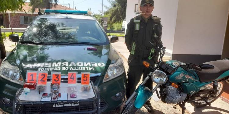 Detienen a motociclista que transportaba marihuana, cocaína y pastillas