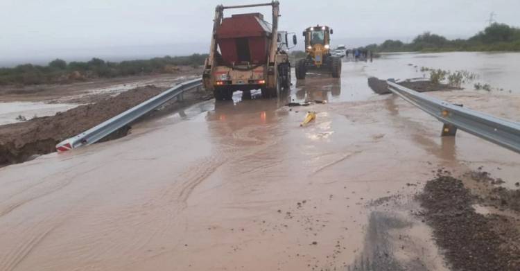 Por las crecientes, se encuentra cortada la ruta que une a Jáchal con La Rioja