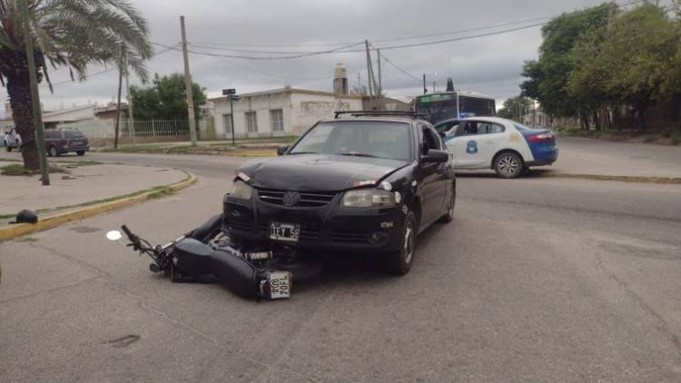 Choque entre una moto y un auto, una persona fue derivada al hospital