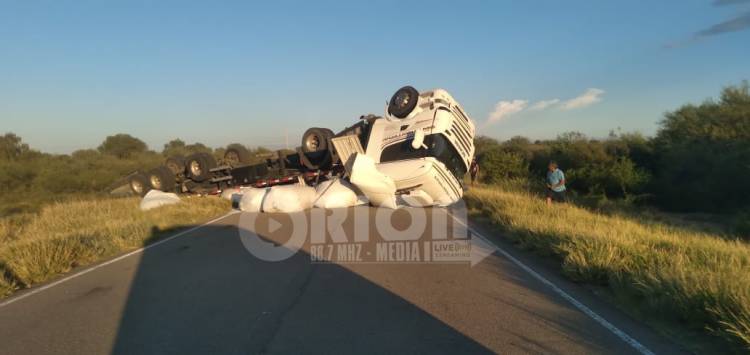 Chepes: Camión cargado con azúcar volcó en las Pampas Chicas