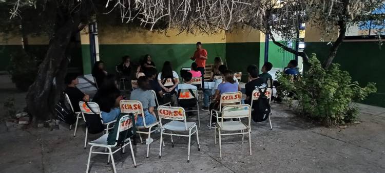 Chepes: Escuelas secundarias brindaron clases al aire libre por las altas temperaturas